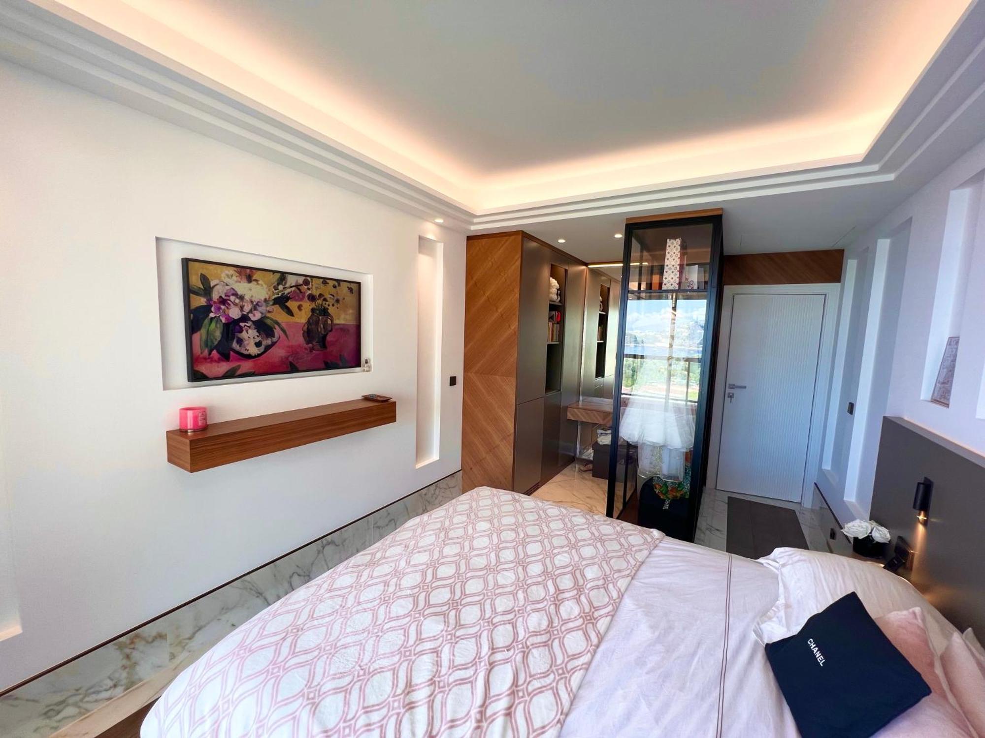 Luxury In Prime Apartment
